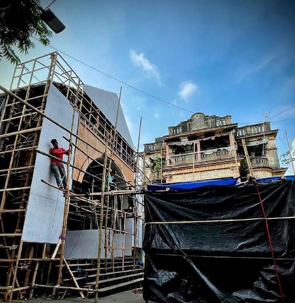 *৬৬ পল্লির এ বারের থিমের পোশাকি নাম 'এক অন্ন বর্তী'। ৭৭ বছরে পা দেওয়া এই পুজোর পরিকল্পনা এবং সৃজনের দায়িত্বে শিল্পী পূর্ণেন্দু দে। প্রতিমা গড়ছেন শিল্পী অর্ধেন্দু দে। মণ্ডপের আবহ গল্প বলবেন ডক্টর নন্দিনী ভৌমিক। 