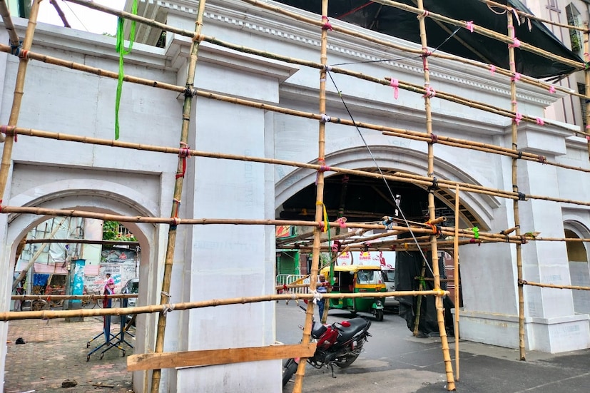 *২০২১ সালে ছক ভেঙে যেমন মহিলা পুরোহিতের একটি দল ৬৬ পল্লির পুজোকে অনন্য করে তুলেছিল। এ বারেও তাঁরাই থাকছেন পুজোর দায়িত্বে। প্রতিবেদনঃ শুভাগতা দে।