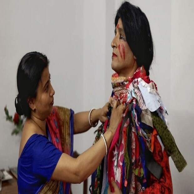হুগলির খানাকুলের তিলচক গ্রামের বাসিন্দা দেবাশীষ মুখোপাধ্যায়। বছর ৫২ র দেবাশিস বাবু মনে করেন বাল্যবিবাহ রোধ করতে গেলে তাকেও একজন মহিলার বেশ ধারণ করতে হবে। 