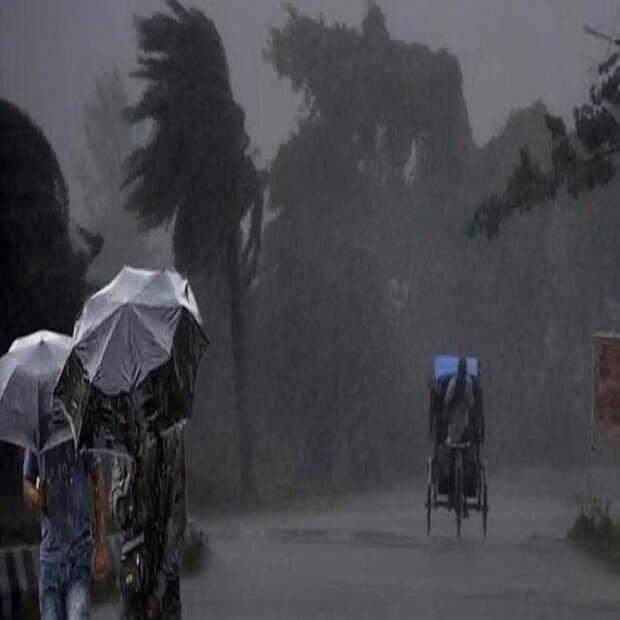 সোমবার ভারী থেকে অতি ভারী বৃষ্টি অর্থাৎ ২০০ মিলিমিটার পর্যন্ত বৃষ্টিপাতের আশঙ্কা উত্তর ও দক্ষিণ ২৪ পরগনা ও পূর্ব মেদিনীপুর জেলায়। বিক্ষিপ্তভাবে ভারী বৃষ্টি দক্ষিনবঙ্গের বিভিন্ন জেলায়। (তথ্য-- বিশ্বজিৎ সাহা)