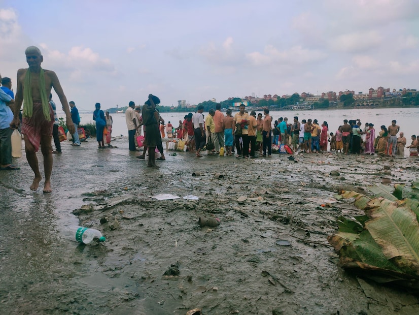 লোকবিশ্বাস, এই সময়ে আত্মাদের উদ্দেশ্যে কিছু অর্পণ করা হলে তা সহজেই তাঁদের কাছে পৌঁছয়। (ছবি- সায়নী রাণা)