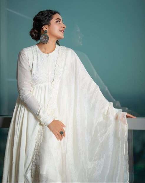 সাদা পোশাকে দারুণ মানান সই শুভশ্রী। photo source Instagram