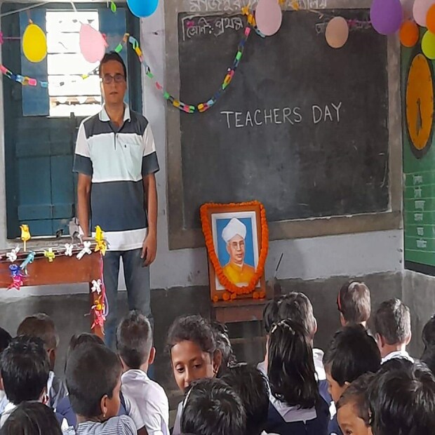 শিক্ষক হলেন সমাজ গড়ার কারিগর। ভবিষ্যতের সমাজের মেরুদন্ড গঠনের কান্ডারী এনারাই। সেই শিক্ষকই সমাজকে সচেতন করার জন্য এক গুরুদায়িত্ব নিজের কাঁধে তুলে নিয়েছেন। 