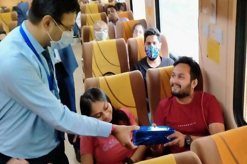 তবে এই সুযোগ কেন্দ্রীয় সরকারি কর্মীরা তখনই পাবেন যখন তাঁরা অফিসের কাজে ট্রেনে উঠবেন ৷ প্রতীকী ছবি ৷