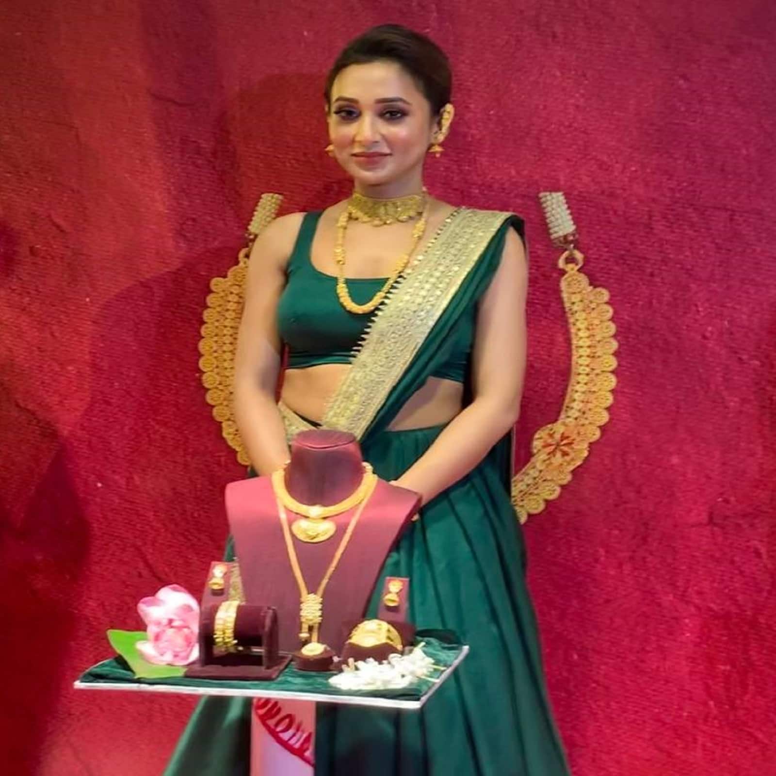 প্রতিটা মেয়ের মধ্যেই রয়েছেন স্বয়ং মা দুর্গা! স্ব-মহিমায় উজ্জ্বল বাঙালি নারীদের কুর্নিশ করতেই বাজারে এল ‘ঐশানী’