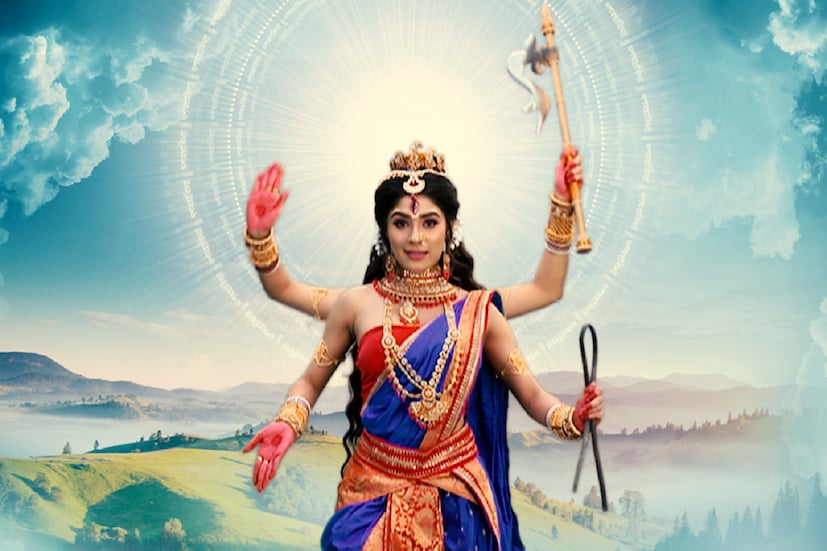 কালার্স বাংলার সোশ্যাল মিডিয়ায় ইতিমধ্যেই দেখা গিয়েছে 'মহিষাসুরমর্দিনী'-এর ঝলক। ঋতুপর্ণা ছাড়াও দেবীর বিভিন্ন রূপে থাকছেন আরও অনেকে। দেবী ভুবনেশ্বরী সাজবেন অদ্রিজা রায় (Adrija Roy)। কালার্স বাংলায় মৌ-এর বাড়ির 'মৌ'-এই মহালয়ায় দর্শকদের কাছে ধরা দেবে একেবারেই নতুন রূপে।