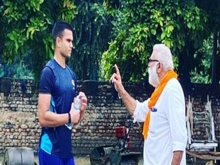 নেটে অর্জুনকে ট্রেনিং দিচ্ছেন যুবরাজের বাবা নেটে অর্জুনকে ট্রেনিং দিচ্ছেন যুবরাজের বাবা