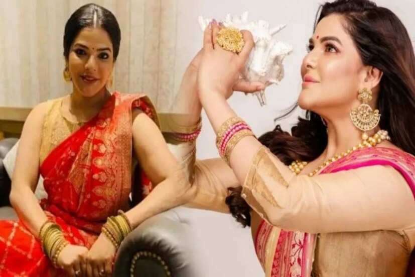 অর্পিতা মুখোপাধ‍্যায়। গত মাস দেড়েক ধরে খবরের শিরোনামে উঠে এসেছে এই নাম। নিয়োগ দুর্নীতি তদন্ত চলাকালীন উঠে আসা সূত্রের দাবি, প্রাক্তন মন্ত্রী পার্থ চট্টোপাধ‍্যায়ের ‘পরিচিত’ এই অর্পিতাই ছিলেন পার্থ চট্টোপাধ্যায়ের পুজো বলে জনপ্রিয় নাকতলা উদয়ন সংঘের দূর্গাপুজোর মুখ, অর্থাৎ ব্র্যান্ড আম্বাসাডার।