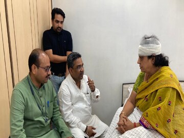 নবান্ন অভিযানে আহত দলীয় কর্মী-সমর্থকদের নিয়মিত খোঁজখবর নেওয়ার নির্দেশ বিজেপি কেন্দ্রীয় নেতৃত্বের