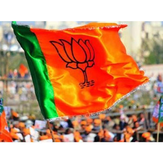 নবান্ন অভিযান নিয়ে আগাম সতর্কতায় গতকাল রাত থেকেই ব্যারিকেড বসানো শুরু হয়েছিল ৷ আজ সকাল থেকে সেই ব্যারিকেডগুলি আরও মজবুত করার কাজ করছে পুলিশ ৷ ভোর চারটে থেকে রাত 8টা পর্যন্ত হাওড়া ও কলকাতায় আসা পণ্যবাহী সব গাড়ি চলাচল বন্ধ করে দেওয়া হয়েছে ৷ হুগলি সেতুতেও যান নিয়ন্ত্রণ করা হচ্ছে ৷ টোল প্লাজার দু’দিকে নাকাতল্লাশি চালাচ্ছে পুলিশ ৷ বিক্ষোভকারীরা যাতে কোনওভাবেই রাজ্যের সচিবালয়ের কাছাকাছি এসে পৌঁছতে না পারে তা নিশ্চিত করতেই এই ব্যবস্থা ৷