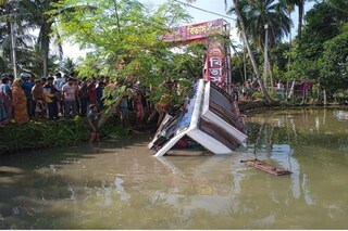 হলদিয়ায় পুকুরে পড়ল বাস৷ 