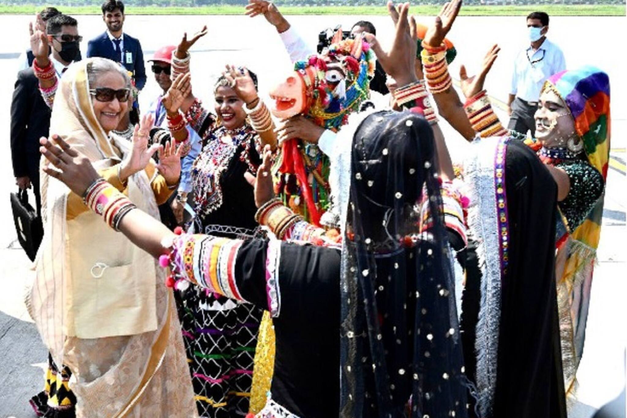 ভারতে এসে দারুন চমক হাসিনার, পা মেলালেন রাজস্থানী লোকনৃত্যে! দেখুন...