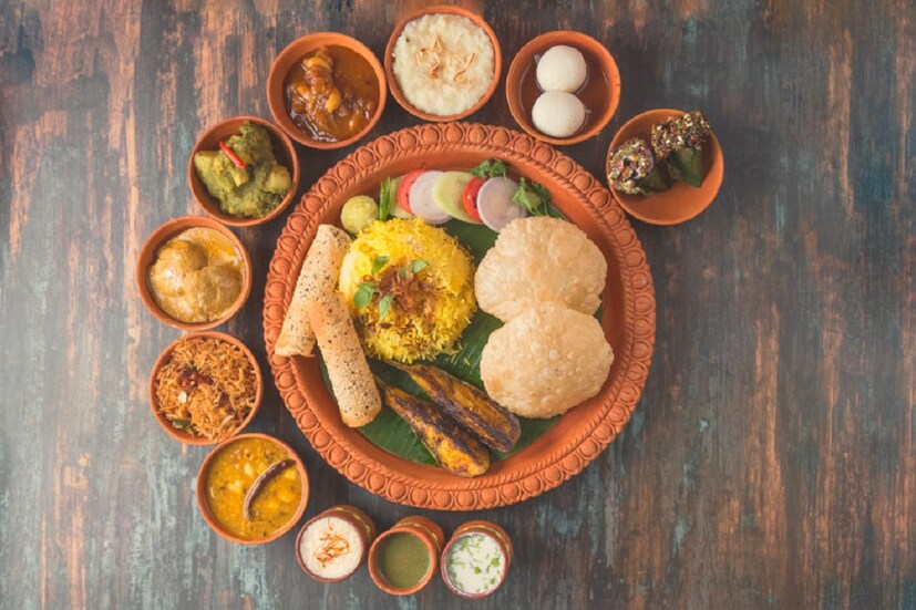 হিন্দু রান্নার ঐতিহ্য অনুসারে, ব্যক্তি বসার পরেই খাবার পরিবেশন করা উচিত। থালি রাখার পর, থালির মাঝখানে ভাত বা পোলাও পরিবেশন করা শুরু করুন। ভাজা, ফল, শুকনো সবজি/ভাজির মতো শুকনো খাবার থালির নীচের ডানদিকে। প্লেটের উপরের ডানদিকে সমস্ত তরকারি, গ্রেভি সহ পরিবেশন করা উচিত। যেসব মিষ্টান্নে রস আছে সেগুলোও প্লেটের ডান পাশে রাখতে হবে।