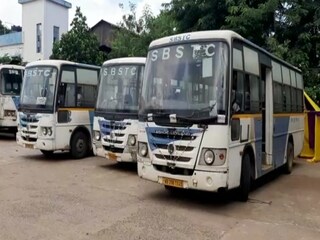 চলছে বাস ভোগান্তি৷ 