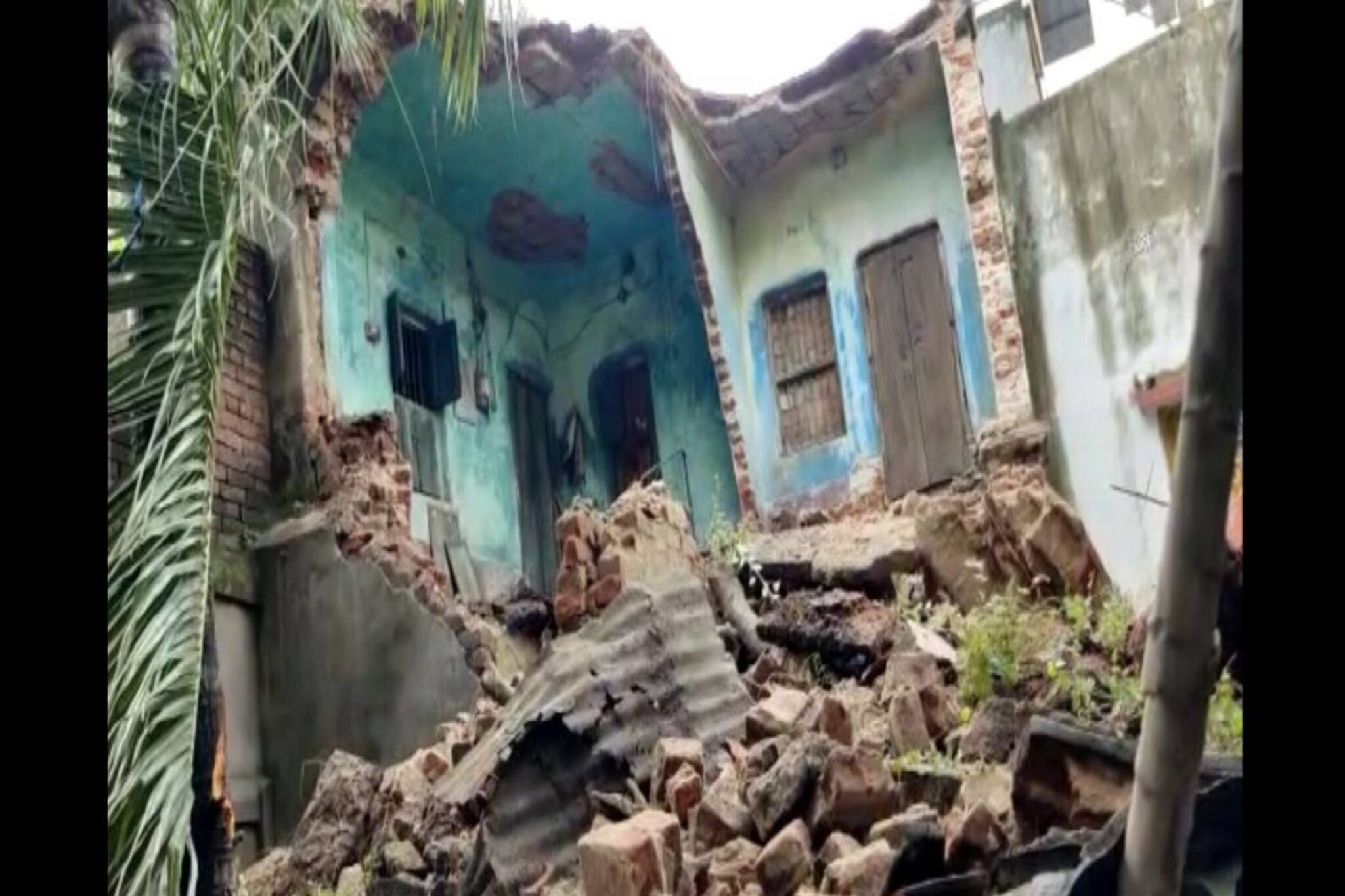 অবিরাম বৃষ্টিতে নাজেহাল বীরভূম, দুবরাজপুরে হুড়মুড়িয়ে ভাঙল বাড়ি