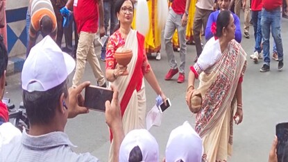 ধুনুচি নাচে মাতলেন মন্ত্রী ধুনুচি নাচে মাতলেন মন্ত্রী