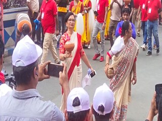 ধুনুচি নাচে মাতলেন মন্ত্রী