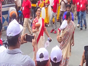 ধুনুচি নাচে মাতলেন মন্ত্রী