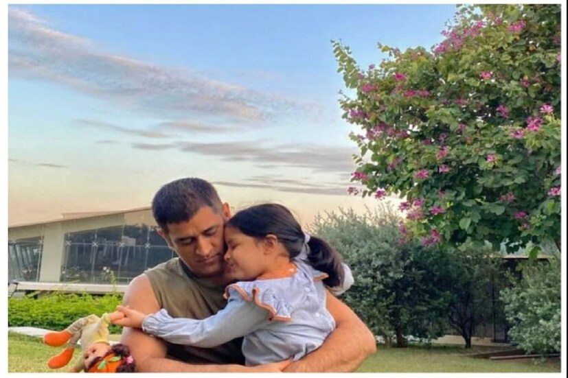 মহেন্দ্র সিং ধোনি ও সাক্ষী ধোনির মেয়ের নাম জিভা সিং ধোনি। জিভা স্টারকিড হিসেবে বিখ্যাত এবং সোশ্যাল মিডিয়ায় জনপ্রিয়। জিভা নামটিও বেশ আলাদা। এর অর্থ- তেজ, আলো, ঈশ্বরের আলো। (Photo Courtesy- Jeeva Singh Dhoni/Instagram