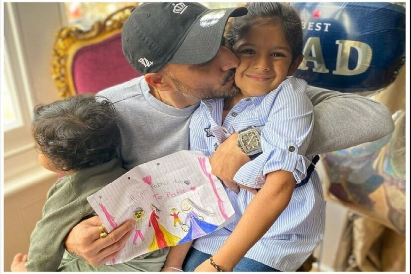 ভারতীয় স্পিন কিংবদন্তি হরভজন সিং তার মেয়ের নাম রেখেছেন হিনায়া হীর প্লাহা। হিনায়ার অর্থ হল- উজ্জ্বল, সুন্দর, মনকে আনন্দদায়ক এবং দেবদূত। হিনায়া ছাড়াও হরভজন সিংয়ের একটি ছেলে রয়েছে, যার নাম তিনি জোবর বীর সিং। এই নামের অর্থ সুন্দর ও তারুণ্য।Photo Courtesy- Geeta Basra/Instagram