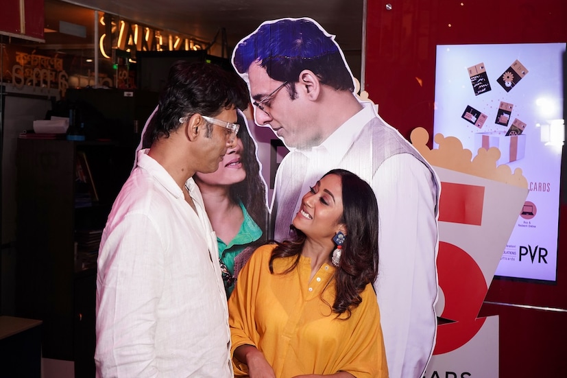 কাদম্বরী। নামটা শুনলেই আপামর বাঙালি আজও কৌতূহলী হয়ে ওঠেন। রবীন্দ্রনাথ-কাদম্বরীর চোরা প্রেমের রসালো গল্প বাঙালি আজও তাড়িয়ে তাড়িয়ে উপভোগ করে। কিন্তু কাদম্বরীর একাকীত্ব, চাপা অভিমান, না-পাওয়ার ঘূর্ণাবর্তে ক্রমশ তলিয়ে যাওয়া... এইসব নিয়ে কখনই খুব বেশি চর্চা হয়নি। ঠাকুরবাড়ির সেই উপেক্ষিতা নারীর জীবন-কষ্টকে উপজীব্য করে পরিচালক শর্মিষ্ঠা দেব বানিয়েছেন নতুন ছবি 'কাদম্বরী আজও'। গত শুক্রবার সিনেমার প্রিমিয়ার হয়ে গেল শহর কলকাতার এক রেস্তোঁরায়।