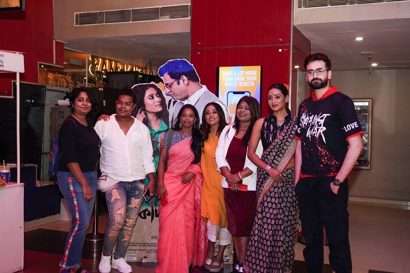 কাদম্বরীর হাত ধরেই বহু বছর পর বড় পর্দায় ফিরলেন সাবিত্রী চট্টপাধ্যায়। সাবিত্রী চট্টপাধ্যায়ের চরিত্র নিয়ে খুব বেশি মুখ খুলতে চান না পরিচালক। এই চরিত্র একটা বড় চমক।