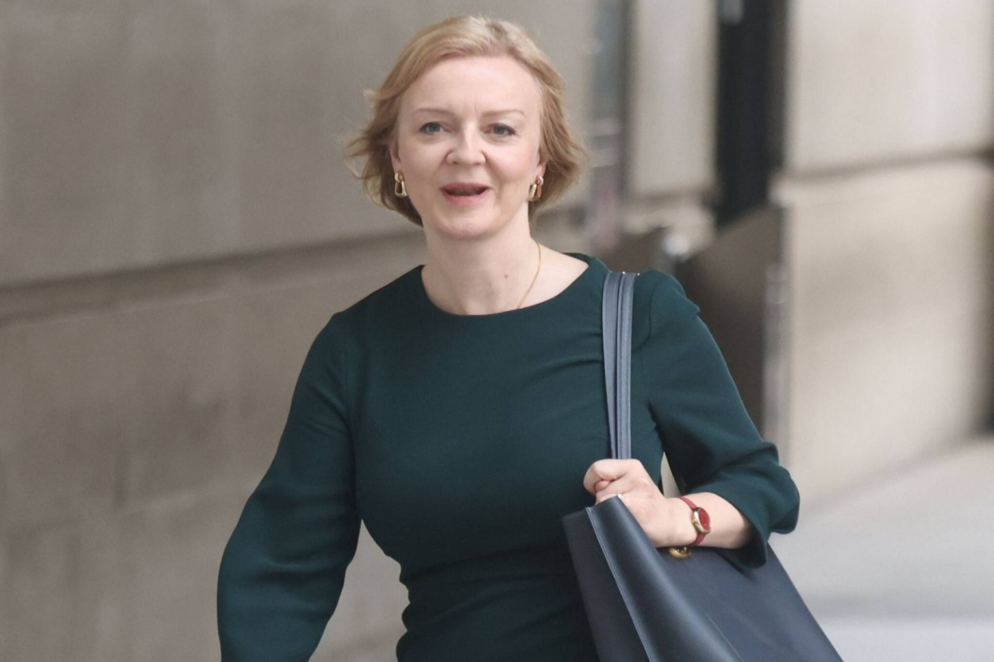 থ্যাচার, মে-এর পর তৃতীয় মহিলা প্রধানমন্ত্রী পেল ব্রিটেন! চিনে নিন লিজ ট্রাসকে