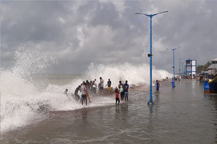 *নিম্নচাপের কারণে উত্তাল সমুদ্র, সমুদ্র উত্তল থাকার কারণে আগামী ১৩ সেপ্টেম্বর পর্যন্ত মৎস্যজীবীদের সমুদ্রে জাওয়ার ক্ষেত্রে নিষেধাজ্ঞা জারি হয়েছে। সমুদ্রে থাকা প্রতিটি মৎস্যজীবী ট্রলার লঞ্চ ও মাছ ধরার নৌকাকে ফিরে আসার নির্দেশ দেওয়া হয়েছে। প্রতীকী ছবি।