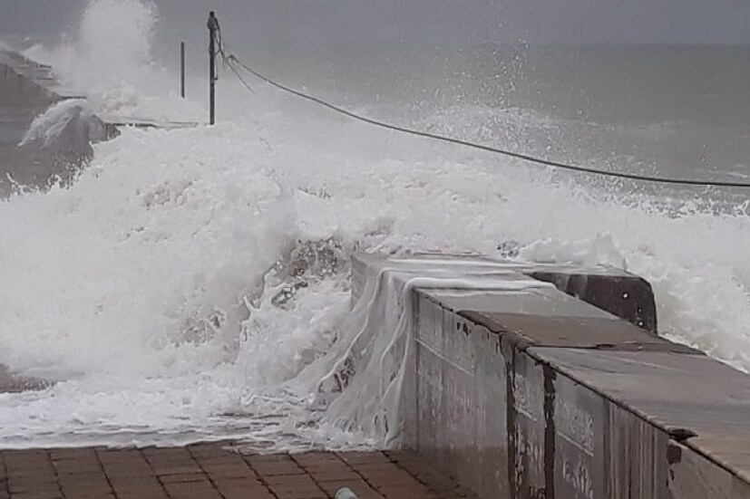 *পূর্ব মেদিনীপুরের সহ মৎস্য অধিকর্তা (সামুদ্রিক) জয়ন্ত প্রধান বলেন, &quot;নিম্নচাপ তৈরি হয়েছে বঙ্গোপসাগরে। তার জেরেই জেলা প্রশাসন নির্দেশ দিয়েছে, যাঁরা সমুদ্রে রয়েছেন, তাঁদের ফিরে আসতে হবে। শনিবার থেকে মঙ্গলবার পর্যন্ত নদী ও সমুদ্রে মাছ ধরা বন্ধ থাকবে।&quot; প্রতীকী ছবি।