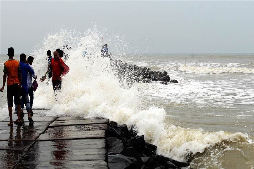*উইক এন্ডে ভিড় জমিয়েছেন কিছু পর্যটক৷ দিঘায় বেড়াতে আসা পর্যটকদের একাংশ এ দিন চেষ্টা করেন সমুদ্রে নামার৷ তবে পুলিশি তৎপরতায় কারণে পর্যটকেরা সমুদ্রে নামতে পারেনি। জলোচ্ছ্বাসের দাপটে গার্ডওয়ালে  বসেই স্নানের আশা মিটিয়েছেন তাঁরা। প্রতীকী ছবি।