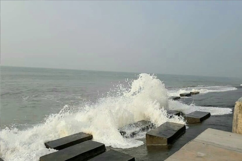 *একদিকে নিম্নচাপ অন্যদিকে পূর্ণিমার ভরা কোটাল, দুইয়ের জোড়া ফলায় দিঘায় তীব্র জলোচ্ছ্বাস সকাল থেকেই। সমুদ্রের ঢেউ এসে আছড়ে পড়ছে, দিঘা সৈকত সরণীতে। আজ শনিবার সকাল থেকে ক্রমেই বাড়ছে জলোচ্ছ্বাসের উচ্চতা৷ ইতিমধ্যে গার্ডওয়াল টপকে জল ঢুকছে শহরে৷ প্রতীকী ছবি।