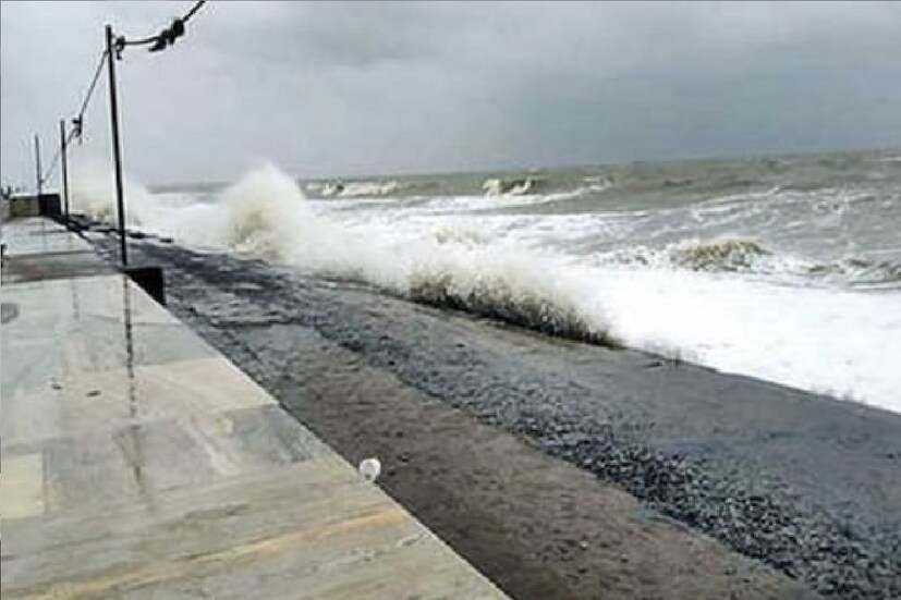 *আবারও বঙ্গোপসাগরে ঘনীভূত গভীর নিম্নচাপ। নিম্নচাপের প্রভাবে ইতিমধ্যে উপকূলবর্তী জেলাগুলি সহ দক্ষিণবঙ্গে বৃষ্টিপাত শুরু হয়েছে। পূর্ব মেদিনীপুর জেলায় দিঘা সহ অন্যান্য জায়গায় সকাল থেকেই হচ্ছে বৃষ্টি। আবহাওয়া দফতরের ঘোষণা অনুযায়ী গভীর নিম্নচাপে বৃষ্টি ও ঝড়ো হওয়ায় উত্তাল সমুদ্র। প্রতীকী ছবি।