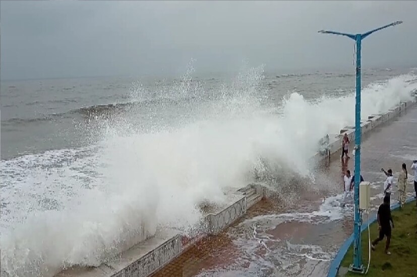 *এ দিকে, আগামী ১৪ সেপ্টেম্বর পূর্ব মেদিনীপুর জেলা সফরে আসছেন মুখ্যমন্ত্রী। মুখ্যমন্ত্রী জেলা সফরে আসার আগেই নিম্নচাপের প্রাকৃতিক দুর্যোগ মোকাবেলায় প্রস্তুত জেলা প্রশাসন। প্রতীকী ছবি।