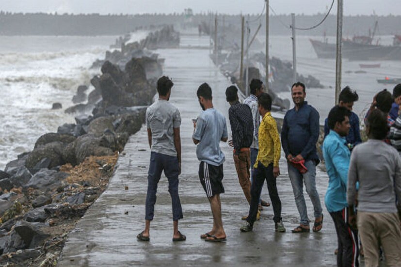 *উইক এন্ডে জলোচ্ছ্বাস দেখতে দিঘায় পর্যটকেরা ভিড় করেছে। পুজোর আগে পর্যটকদের ভিড়, মুখে হাসি ফুটেছে ব্যবসায়ীদের৷ প্রতীকী ছবি।