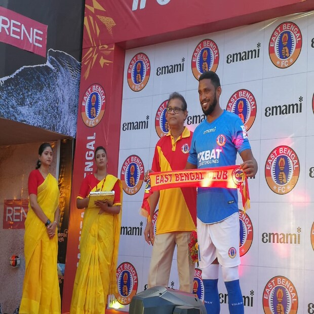 ছিলেন ইস্টবেঙ্গলের ঘরের ছেলে বিকাশ পাঁজি। নতুন বছরের জন্য তিনি শুভেচ্ছা জানালেন কেরলের স্ট্রাইকার সুহেরকে