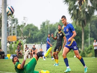 কাশ্মীরের জালে বল পাঠাচ্ছেন 
ক্লেটন