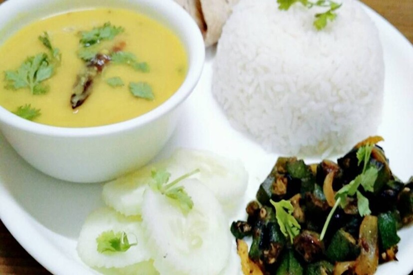 পাশাপাশি খাবারের প্লেট কখনই এক হাতে ধরা উচিত নয়। শাস্ত্রে খাওয়ার আগে ভগবানের ধ্যান করা উত্তম বলা হয়েছে। বলা হয়, খাবার খাওয়ার সময় রাগ, উত্তপ্ত কথাবার্তা বলা উচিত নয়।