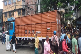 গার্ডেনরিচে উদ্ধার হওয়া টাকা নিতে এসেছে ট্রাক৷ 