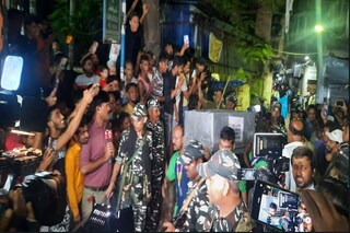আমির খানের বাড়ি থেকে বের করে আনা হচ্ছে ট্রাঙ্ক ভর্তি টাকা৷ 