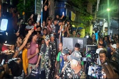 আমির খানের বাড়ি থেকে বের করে আনা হচ্ছে ট্রাঙ্ক ভর্তি টাকা৷ 