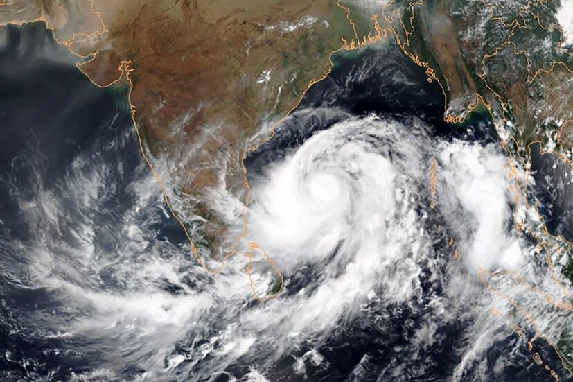 ঝড়ের দাপটে নাকি উল্টে গেল একটা গোটা বিমান৷ এমন ঝড় দেখেনি দেখেনি গোটা বিশ্বই৷ কিন্তু এই ঝড় ঘর ছাড়া করল ১০ লক্ষের বেশি মানুষকে৷ এখনও পর্যন্ত ২৫ লক্ষ মানুষ এই ঝড়ের দাপটে ঘরছাড়া হয়েছেন৷