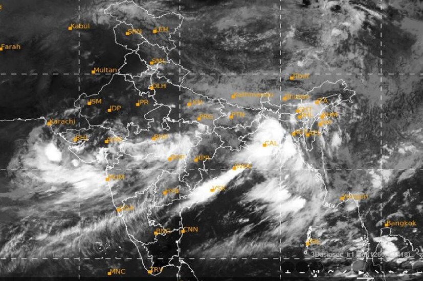 বিহার, ঝাড়খণ্ড, পশ্চিমবঙ্গ, সিকিমের বিভিন্ন জায়গায় ভারী বৃষ্টির পূর্বাভাস দিয়েছে মৌসম বিভাগ৷ আইএমডি-র ওয়েদার আপডেট অনুযায়ী উত্তর অন্ধ্রপ্রদেশ এবং ওড়িশা -র তটভূমিতে উত্তাল হবে সমুদ্র৷ মৌসম বিভাগ জানিয়েছে মৎস্যজীবীদের সমুদ্রে যেতে নিষেধাজ্ঞা জারি করেছে৷ Photo- IMD/Satellite Image