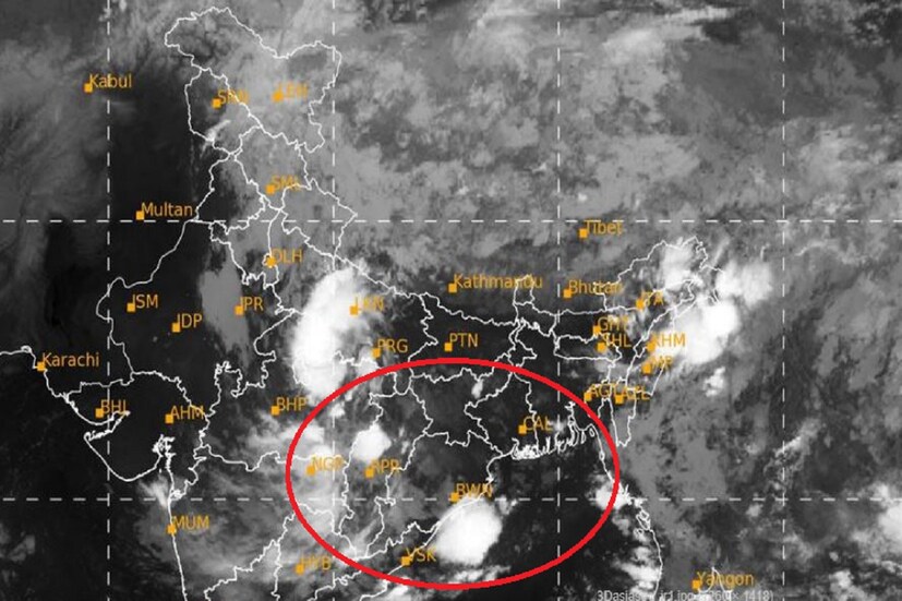 #কলকাতা: আগামী কয়েক দিনে একাধিক রাজ্যে মৌসুমী বায়ু সক্রিয় হয়ে রয়েছে৷ এই পরিস্থিতিতে ভারতীয় মৌসম বিভাগ (আইএমডি) জানিয়েছে বঙ্গোপসাগরের উত্তর পশ্চিম খাঁড়ি এবং তার সংলগ্ন এলাকায় উত্তর ওড়িশা এবং পশ্চিমবঙ্গের উপকূলে নিম্নচাপ ক্ষেত্র তৈরি হয়েই আছে৷ এরই জেরে ফের বড় বৃষ্টির ভ্রূকূটি বাংলার আকাশে৷ Photo Courtesy- IMD/Satellite Image 