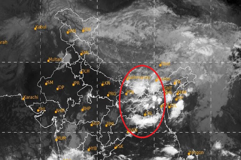 #কলকাতা: উত্তরবঙ্গের প্রচণ্ড বৃষ্টির পরিমাণ কমবে। বুধ ও বৃহস্পতিবার থেকে অনেকটাই কমে যাবে বৃষ্টির পরিমাণ।  দক্ষিণবঙ্গের একাধিক জেলায় বিক্ষিপ্তভাবে ভারী বৃষ্টি। কলকাতার ওয়েদার আপডেটে দিনের বিভিন্ন সময়ে বজ্রবিদ্যুৎ সহ বিক্ষিপ্ত মাঝারি বৃষ্টিপাতের পূর্বাভাস৷ Photo- Courtesy- IMD/Satellite Image 