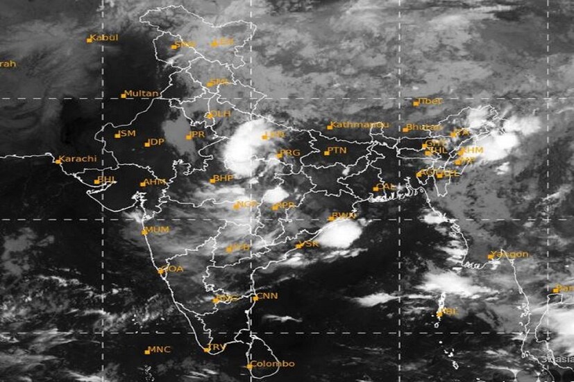 এদিকে উত্তরবঙ্গের প্রবল বৃষ্টি না থাকলেও সব জেলাতেই বৃষ্টি এখনও হবে৷ পাশাপাশি তাপমাত্রা খানিকটা বাড়বে৷ এছাড়াও এই দুইদিনে পশ্চিমবঙ্গ ছাড়াও উত্তর ও উত্তরপূর্ব ভারতের একাধিক রাজ্যে মাঝারি থেকে ভারী বৃষ্টির পূর্বাভাস জারি রয়েছে৷  Photo Courtesy- IMD/Satellite Image