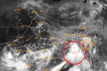 ঘণ্টায় ৫৫ কিমি গতিতে হাওয়া, জেলায় জেলায় তুলকালাম বৃষ্টি, ওয়েদার আপডেট