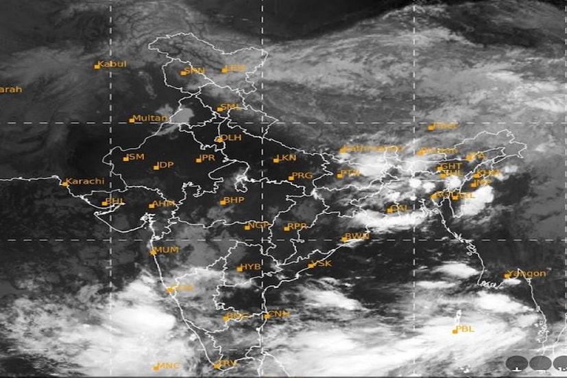 দক্ষিণবঙ্গ বৃষ্টি  আগামীদিনে কমবে।  বুধবার থেকে বৃষ্টি খানিকটা  কমে যাবে মুর্শিদাবাদ , নদিয়াতে৷  বুধ ও বৃহস্পতিবার দক্ষিণবঙ্গের সব জেলাতেই বৃষ্টির সম্ভবনা কম থাকবে। বাতাসে জলীয় বাষ্প বেশি থাকায় এবং তাপমাত্রা স্বাভাবিকের উপরে থাকায় আর্দ্রতাজনিত অস্বস্তি থাকবে কলকাতা সহ দক্ষিণবঙ্গের প্রায় সব জেলাতেই। Photo -File 