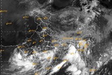 ঘণ্টায় ৫৫ কিমি গতিতে হাওয়া, জেলায় জেলায় তুলকালাম বৃষ্টি, ওয়েদার আপডেট