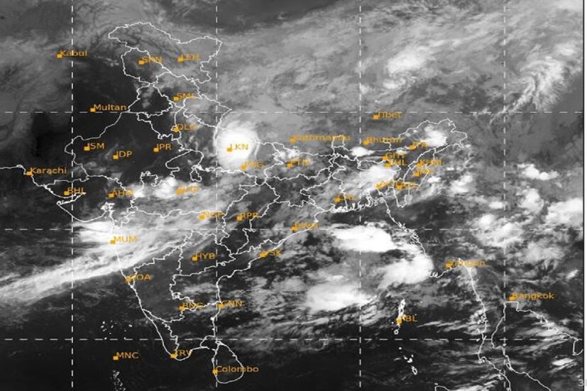 মৌসুমী অক্ষরেখা রাজস্থান থেকে মধ্যপ্রদেশের সুস্পষ্ট নিম্নচাপের উপর দিয়ে ঝাড়খন্ড হয়ে পশ্চিমবঙ্গের পুরুলিয়া ও দিঘার উপর দিয়ে উত্তর-পূর্ব বঙ্গোপসাগর পর্যন্ত বিস্তৃত। আরও একটি নতুন করে একটি ঘূর্ণাবর্ত তৈরি হতে পারে রবিবার ১৮ সেপ্টেম্বর। উত্তর ওড়িশা ও পশ্চিমবঙ্গ উপকূলে এই ঘূর্ণাবর্ত তৈরি হওয়ার সম্ভাবনা। পরবর্তী ২৪ ঘণ্টায় শক্তি বাড়িয়ে এটি নিম্নচাপে পরিণত হতে পারে উত্তর বঙ্গোপসাগর এলাকায়। Photo Courtesy- IMD Satellite Image