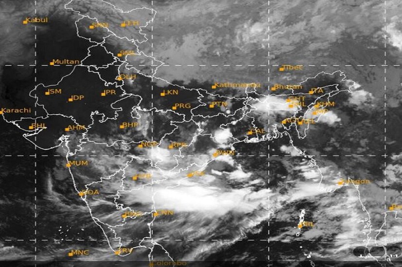 এছাড়াও এই সময়ে অসম, মেঘালয়তেও বজ্রবিদ্যুৎ সহ বৃষ্টিপাত জারি থাকবে৷ পূর্ব মধ্যপ্রদেশ এবং বিদর্ভে ২০-২১ তারিখ ভারী বৃষ্টির পূর্বাভাস জারি করা হয়েছে৷ মৌসম বিভাগের ওয়েদার আপডেট অনুযায়ী আগামী ৫ দিনে ভারতীয় উপদ্বীপের দক্ষিণ ও পূর্ব ও উত্তর পূর্ব রাজ্যগুলিতেও বৃষ্টি জারি থাকবে৷ Photo Courtesy- IMD/ Satellite Image 